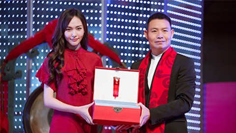 中国美正当红，珀莱雅A股上市，引领新时代